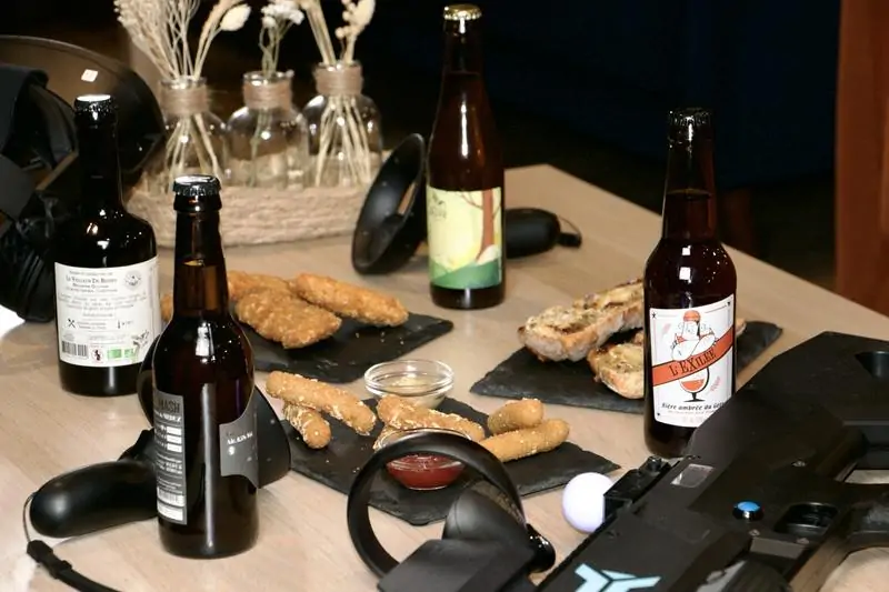 Bières locales et tapas sur une table du bar d'Oxmoz VR à Blagnac