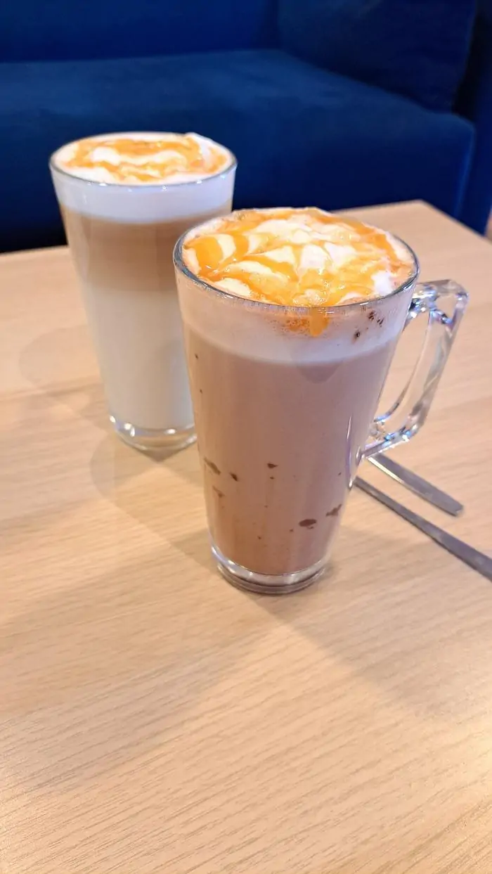 Boisson chaude au caramel servie au bar d'Oxmoz VR à Blagnac