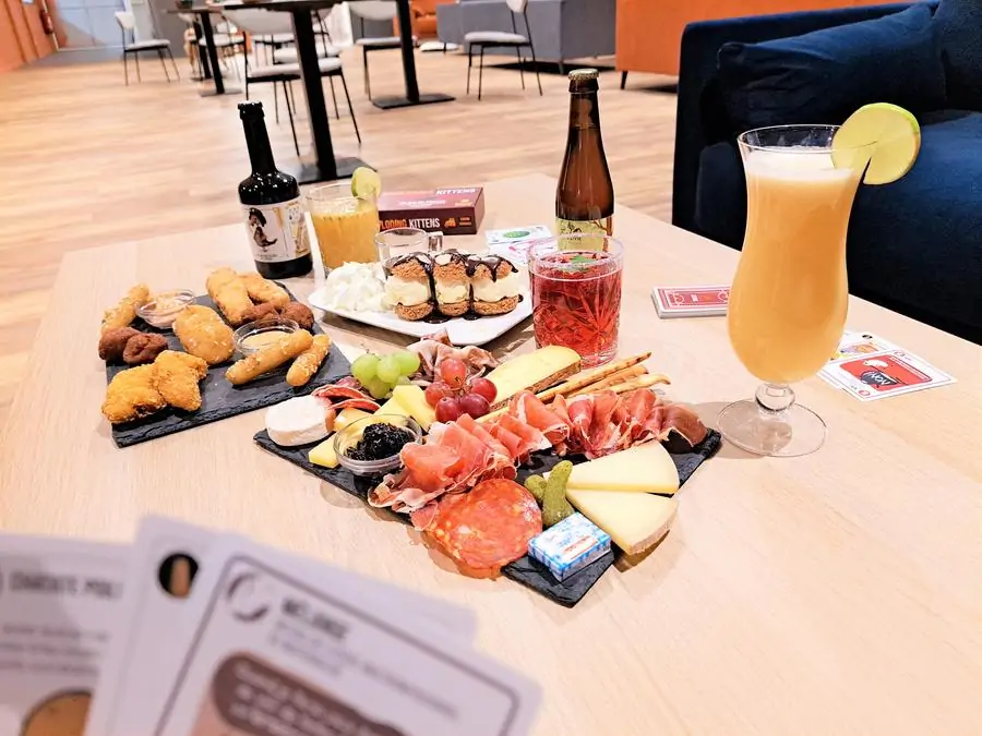 Planche de charcuterie, fromages et tapas au bar d'Oxmoz VR à Blagnac