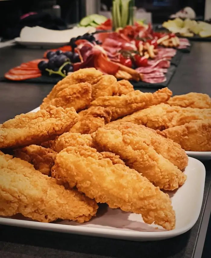 Tenders de poulet croustillants servis au bar d'Oxmoz VR à Blagnac