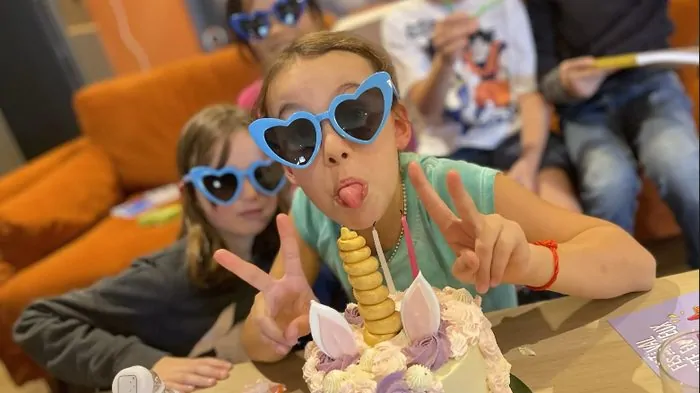 Anniversaire d'enfant chez Oxmoz VR à Blagnac : gâteau et activité réalité virtuelle