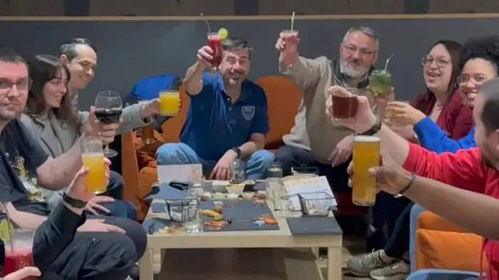 Team building d'entreprise chez Oxmoz VR : collègues qui trinquent au bar à Blagnac