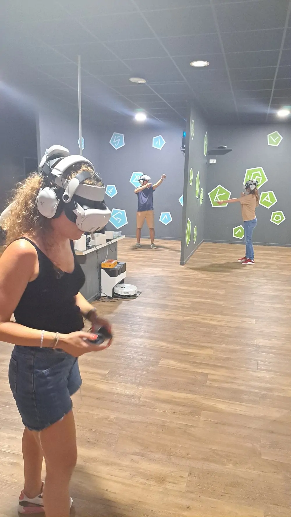 Joueurs équipés de casques VR dans la zone Aventure d'Oxmoz VR, escape games à Blagnac